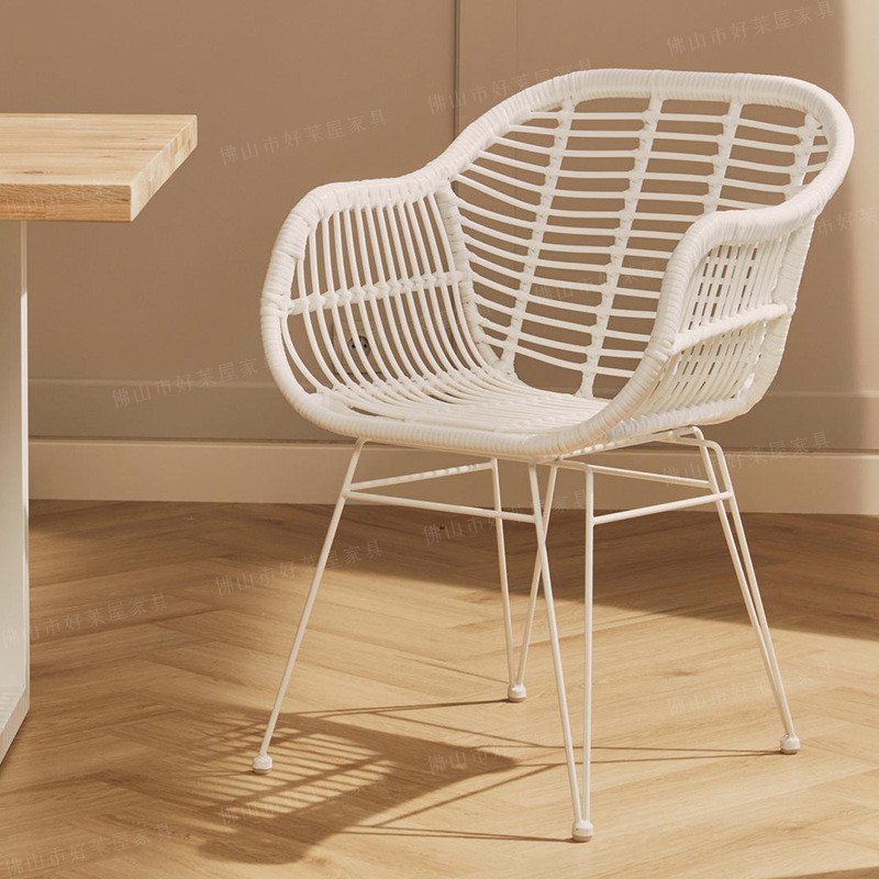 كرسي استرخاء خارجي من الراتان  - مراجعة Kids Outdoor Dining Table وسعره